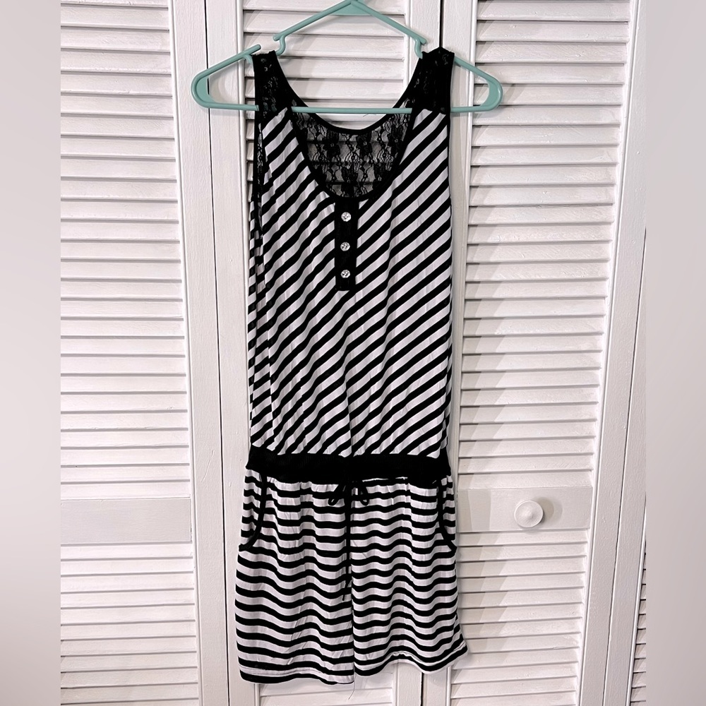 Blk and white romper light weight super cool size medium